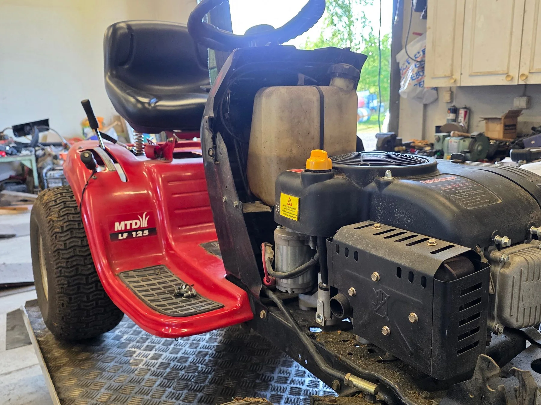 Ajettavan ruohonleikkurin huolto Motoauralla Aurassa