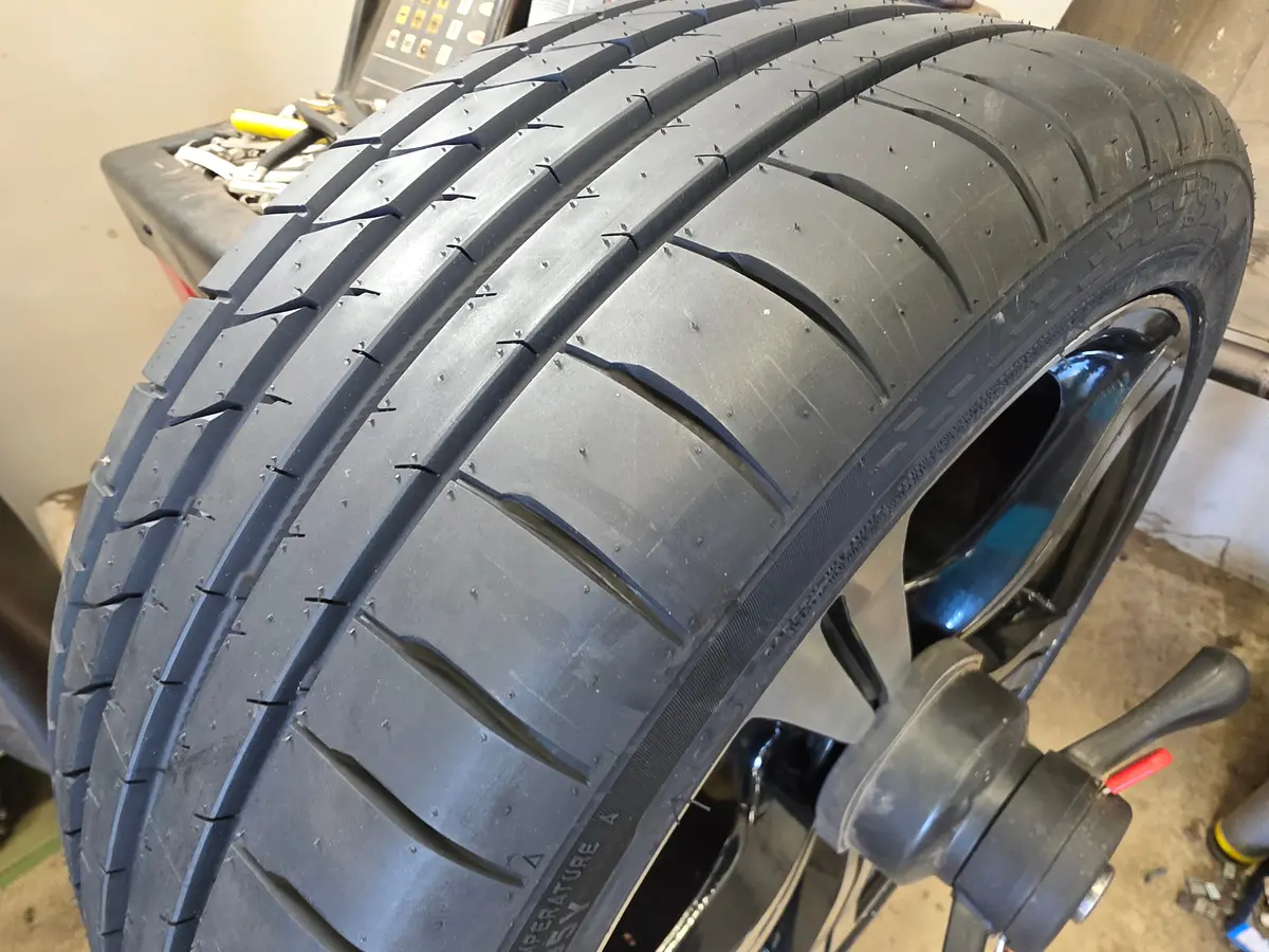 Uuden Prinx Aquila REV -kesärenkaan kulutuspinta Motoaurassa Aurassa
